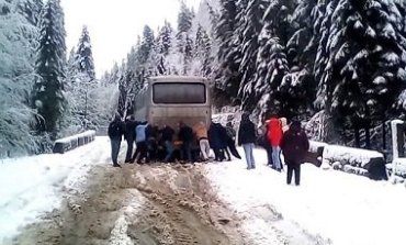 На Закарпатье пассажиры самостоятельно витаскивали со снега автобус