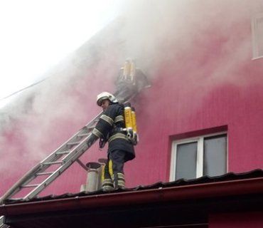 Закарпатские спасатели работают на ликвидации пожара в ресторане