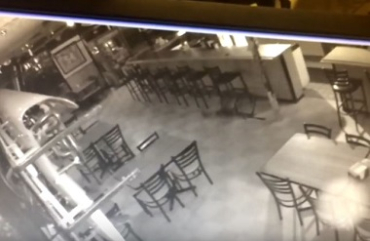 В одном из баров США камеры зафиксировали привидение