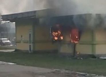 В Ужгороде сгорел торговый павильон на автобусной остановке