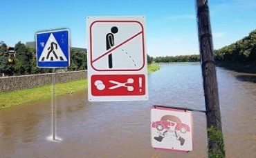 Странные дорожные знаки в Ужгороде