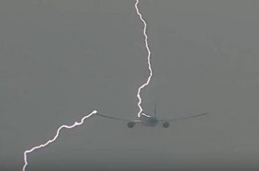 Молния попала в пассажирский самолет