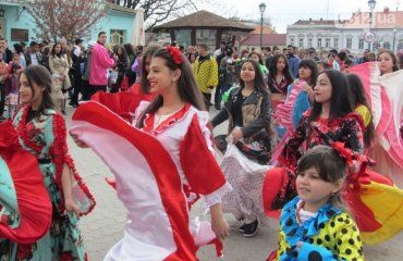 Ужгород. Свято розпочалося на Театральній площі танцями найменших ромів.