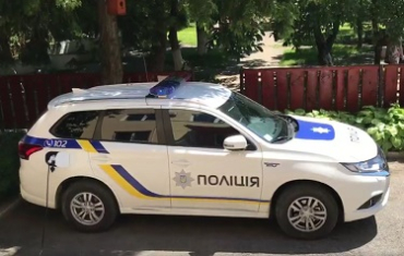 Ужгородские полицейские заряжают новый электрокар