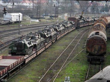 Военная техника направляется поездами в одну из воинских частей Закарпатья