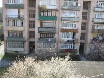 В Ужгороде девушка выпрыгнула с балкона