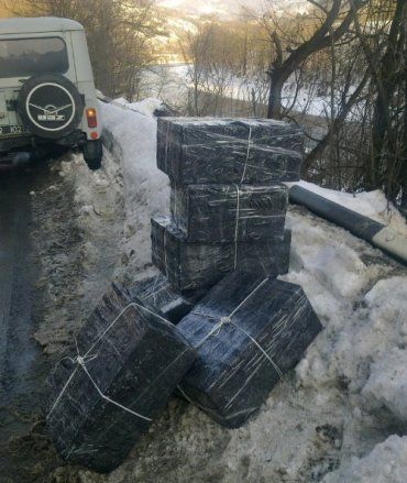 Закарпатские пограничники нашли на дороге 6 ящиков сигарет