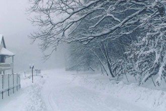 В Закарпатье на дорогах гололедица, в горах метели, на перевалах снежные заносы