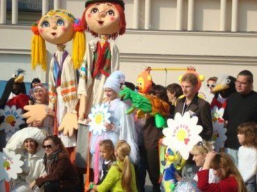 По улицам Ужгорода прошли сказочные кукольные персонажи