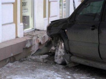 В Донецке Toyota Prado сбил пешехода и врезался в дом