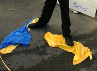 В Берегово подростки надругались над украинским флагом