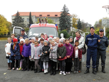Спасатели приехали в гости к ученикам СОШ № 3 Ужгорода