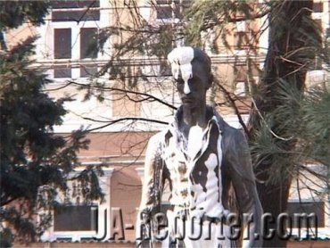 В Ужгороде облили краской памятник Шандору Петефи