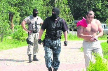 Сотрудники закарпатского «Беркута» забирают блатного в милицию