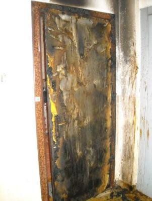В Ужгороде подожгли входную дверь в жилую квартиру многоэтажки