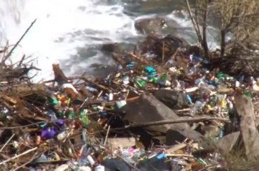Гори сміття вкрили береги закарпатських річок