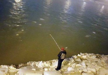 В Ужгороде рыбаки после ледохода вышли на "охоту"