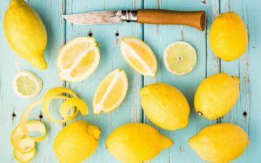 Медики розповіли про те, що знаходиться на шкірці лимонів