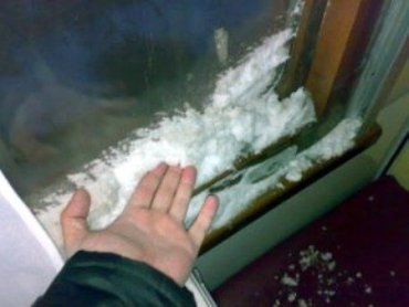 18 января пассажиры поезда «Ужгород-Киев» могли лепить снежки прямо в вагонах