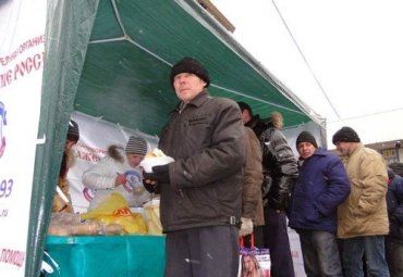 В Ужгороде на рынке "Белочка" очереди за бесплатной едой