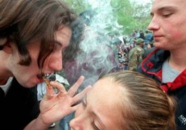В Ужгороде задержали две группы наркоманов