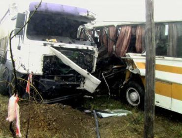 В Крыму грузовик на скорости врезался в пассажирский автобус