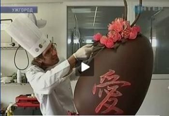 Валентин Штефаньо изготовил шоколадную писанку в японском стиле высотой в 1 метр