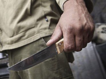 Житель Закарпаття наніс жінці два удари у груди кухонним ножем