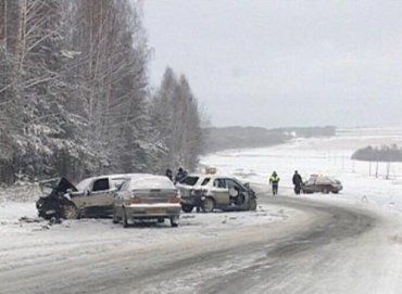 В России из-за гололеда столкнулись четыре автомобиля
