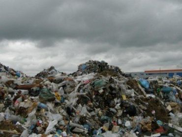 Иршавская мусоросвалка полностью завалена мусором
