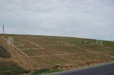 Первую футбольную площадку в Закарпатье уже построили - На трассе Киев-Чоп