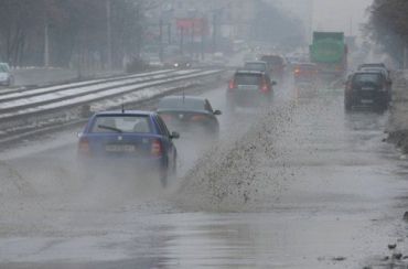 Сильные дожди подтопили украинские дороги