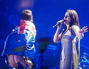 При выступлении Джамалы на "Евровидении" зритель оголил задницу на сцене