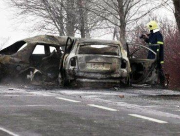 Три человека сгорели в машине на месте аварии