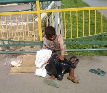 В Ужгороді на пішохідному мості жебракує жінка-каліка