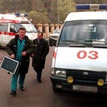 В Николаевской области МЧСники вытащили из снега машину "скорой помощи"