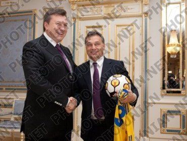 В.Янукович подарил В.Орбану футбольный мяч и форму