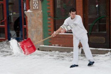 Просимо усіх ужгородців чистити сніг біля ваших будинків та об’єктів