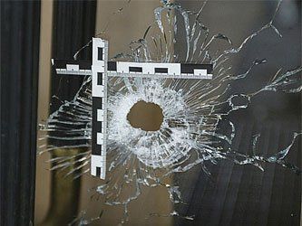 В Береговском районе ищут мужчину, расстрелявшего окна жилого дома