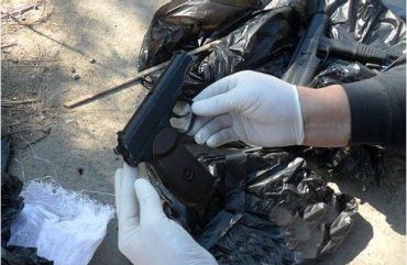 В Ужгороде нашли автомат Калашникова, пулемет «Дрозд» и пистолет Макарова