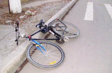 Таксист на ВАЗ-2107 на тротуаре сбил девушку-велосипедистку
