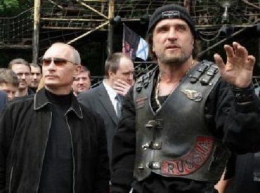 Путин был одет, как и полагается байкеру, в темную одежду