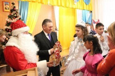 Александр Ледида с дедом Морозом раздавали детям подарки