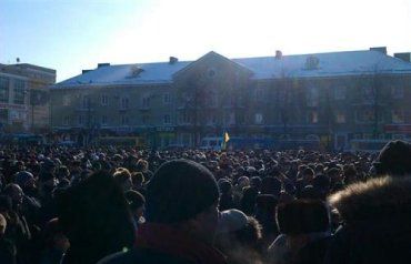 В Ровно народ сначала пикетировал офис ПР, а затем осадил ОГА