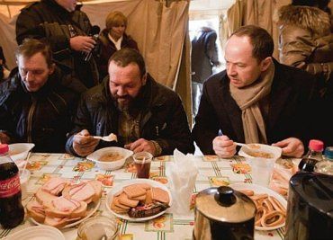 Сергей Тигипко обедает в компании бомжей в Броварах Киевской области