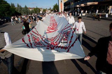 Черговий рекорд Закарпаття – 30-метровий весільний рушник