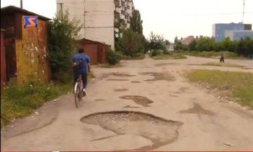 В Ужгороде до жилых домов, церкви и городской гимназии дороги практически нет
