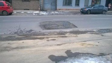 Вот такую яму на дороге оставил водоканал после своих работ в Ужгороде