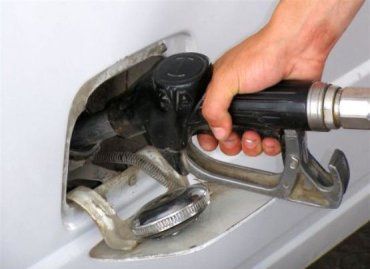 На автозаправках Закарпатья резко сократилась продажа бензина до 35%