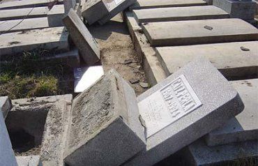 На прошлой неделе на еврейском кладбище в румынской столице было разрушено более 130 могил и свыше 100 надгробий